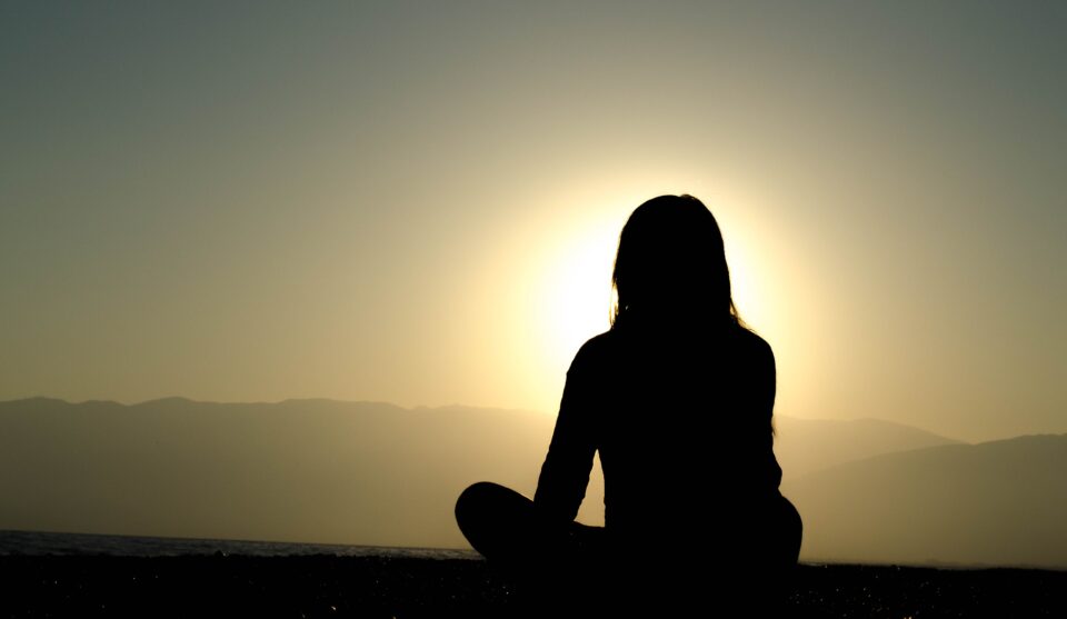 朝の瞑想（マインドフルネス）の効果・メリット・秘訣、簡単にできるおすすめの瞑想を解説します！